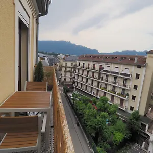 Appartement Refait A Neuf En Hypercentre Avec Balcon, Aix-les-Bains